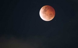 ‘Blood moon’ awes sky watchers in Americas and Asia