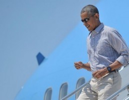 US President Barack Obama steps off Air Force One upon arrival at Palm Springs International Airport in Palm Springs, California on June 20, 2015 (AFP Photo/Mandel Ngan)