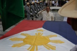 President Benigno S. Aquino III offers a wreath at the Tomb of the Unknown Soldiers during the commemoration of the National Heroes Day at the Libingan ng mga Bayani in Fort Bonofacio, Taguig City on Monday (August 25, 2014). With theme: “Bayaning Pilipino: Lumalaban para sa Makatwiran at Makabuluhang Pagbabago.” (MNS photo)
