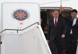 Aquino thanks donors from Boston for helping typhoon-devastated Visayan region