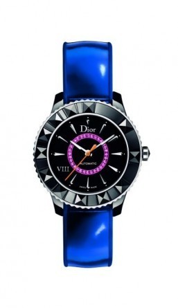 This limited edition Dior VIII watch comes in black high-tech ceramic. This version is adorned with pink sapphires and a metallic blue bracelet. ©Dior Horlogerie