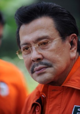 Erap says no total phaseout of trikes, pedicabs in Manila E-trike project