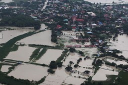 President Benigno S. Aquino III on board the Presidential chopper makes an emergency landing at SCTEX near Hacienda Luisita in Tarlac due to poor visibility brought about by heavy rains on Friday (August 10). Despite the incident, the President proceeded with his scheduled visit to flooded areas in his home province Tarlac to distribute relief goods to evacuees of Paniqui, and Capas. He also went to Pampanga, Bataan and Bulacan. (MNS photo)