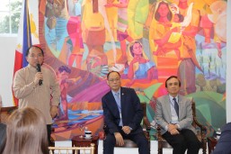 Socioeconomic Planning Secretary Ernesto Pernia speaks to the audience while Budget Secretary Benjamin Diokno (center) and Socioeconomic Planning Secretary Ernesto Pernia (right) listen during the “Coffee Meet and Greet with US business community” held at the Philippine Embassy Chancery Annex on last October 5.
