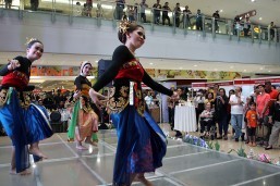 Tari "Bajidor Kahol" @ Indonesian Food Festival 2016: Indonesian ladies perform the traditional Indonesian dance Tari "Bajidor Kahol," to highlight the cultural presentation during the Indonesian Food Festivals on Saturday (July 30, 2016) with the theme "simply delicious" at Event Center, L/G Megamall Mandaluyong City. (PNA photo by Oliver Marquez) RMA/fom