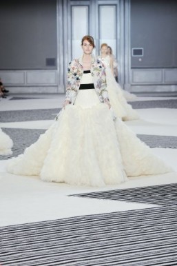 Giambattista Valli - Haute Couture 9 - fall/winter 2015-2016 A ballgown ensemble with silk brocade coat embroidered with crystal and glossy flakes and a bustier gown in silk tulle ©Giambattista Valli