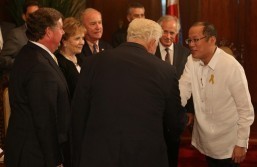 President Benigno S. Aquino III welcomes the United States Congressional Delegation during the courtesy call at the President’s Hall of the Malacañan Palace on Friday (August 08). In photo are from right, Rep. Jim Moran, Rep. Ken Calvet, Rep. Kay Granger, Rep. Rodney Frelinghuysen, and Senator Bob Corker (MNS photo)