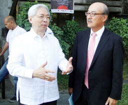 University of the Philippines President Alfredo E. Pascual (left) and Japanese Ambassador to the Philippines Toshinao Urabe exchange views before the start of an international conference entitled “Japan’s Noh Theater and the Philippine Practice of Western Performance Traditions: A Dialogue on Global Cultural Exchange and Diplomacy” on Feb. 10, 2014 at the Dalisay Aldaba Recital Hall, University Theater Stage, UP Diliman, Quezon City. (MNS photo)