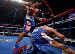 Chris Algieri of the U.S. falls as he takes a punch from Manny Pacquiao (left) of the Philippines during their World Boxing Organization (WBO) 12-round welterweight title fight at the Venetian Macao hotel in Macau November 23, 2014.(MNS photo)