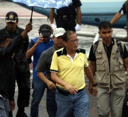 President Benigno S. Aquino III arrives at the Leyte Sports Development Center in Tacloban City Sunday (Nov. 17) noon for his second visit in the typhoon-battered city amid a slight drizzle to oversee relief operations undertaken in the provinces of Leyte and Eastern Samar. The Chief Executive was in Tacloban City last week. (MNS photo)