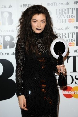 Lorde announces collaboration with MAC