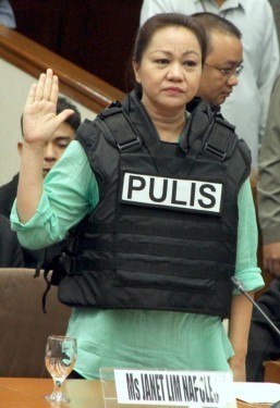 Janet Lim Napoles arrives at the Senate for the Blue Ribbon Committee hearing on the alleged P10 billion Priority Development Assistance Fund (PDAF) scam, which reportedly involves her group and several legislators. (MNS photo)