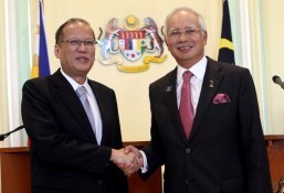 (KUALA LUMPUR, Malaysia) President Benigno S. Aquino III poses with Malaysian Prime Minister Dato' Sri Haji Mohammad Najib bin Tun Haji Abdul Razak for a snap shot during the joint press statement after the signing ceremony at the Multi-purpose Hall on Friday (February 28) during his State Visit to Malaysia. (MNS photo)
