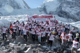 World’s highest marathon returns to quake-hit Everest