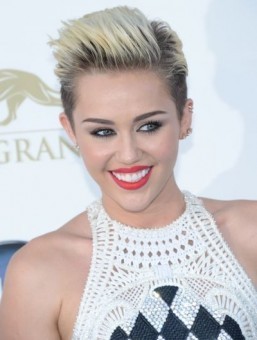 Miley Cyrus to host 2015 MTV Video Music Awards