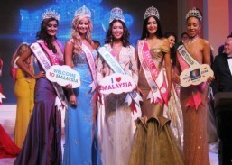 Miss Tourism 2013/2014 visits PHL Embassy in Kuala Lumpur, joins Embassy’s first flag ceremony for 2014