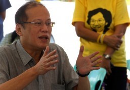 President Benigno S. Aquino III celebrates the 81st birthday of Former President Corazon C. Aquino, say the Holy Rosary with families and friends at Manila Memorial Park in Parañaque City, Saturday, January 25, 2014. (Photo by: Benhur Arcayan/Malacañang Photo Bureau)