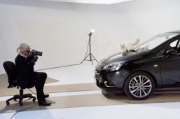 Karl Lagerfeld’s cat poses with the new Opel Corsa