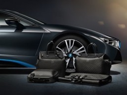 Louis Vuitton creates tailor-made luggage for the BMW i8 The collection consists of two travel bags, a business case and a garment bag. ©BMW