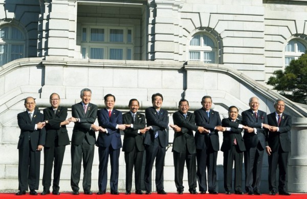 TOKYO, Japan – President Benigno S. Aquino III links arms with Myanmar President Thein Sein, Singapore Prime Minister Lee Hsien Loong, Vietnam Prime Minister Nguyen Tan Dung, Brunei Darussalam Sultan Haji Hassanal Bolkiah Muzzaddin Waddaulah, Japanese Prime Minister Shinzo Abe, Cambodia Prime Minister Hun Sen, Indonesia President Susilo Bambang Yudhoyono, Laotian Prime Minister Thongsing Thammavong, Malaysia Prime Minister Tun Abdul Razak and Thailand Deputy Prime Minister Pracha Promnok for the group photo for the ASEAN – Japan Commemorative Summit at the Main Garden of the Akasaka State Guest House on Saturday (December 14). The ASEAN-Japan Commemorative Summit will be the culminating event to a full year of activities commemorating 40 years of ASEAN-Japan relations. (MNS photo)