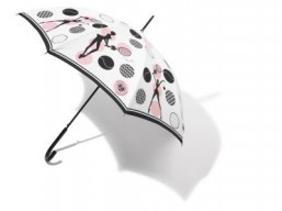 The "Chantal Thomass pour Roland-Garros" collection also includes a more practical accessory: an umbrella. ©Chantal Thomass pour Roland-Garros