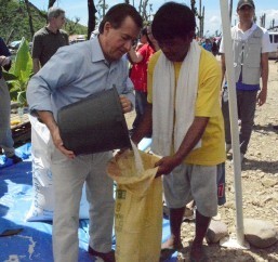 Chairman Royce assists in distribution of food aid to families affected by Typhoon Yolanda (MNS photo)