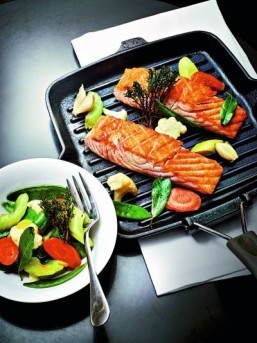 Éric Frechon’s salmon baked in coarse sea salt and vegetables cooked with olive oil (photo taken from the book "Lazare" published by Editions Solar) ©Photographies des recettes VALERY GUEDES Stylisme BERENGERE ABRAHAM