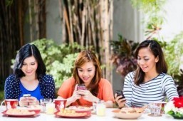 Snapping photos of food has become a mainstream activity in restaurants across the US. ©Kzenon/shutterstock.com