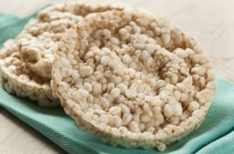 A puffed rice cake with low-fat spreadable cheese provides a healthy ration of craving-quelling protein. ©Brent Hofacker/shutterstock.com