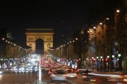 Paris offers shopping passport to visitors over the holidays