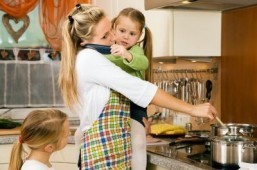 US moms doing less housework, watching more TV: study
