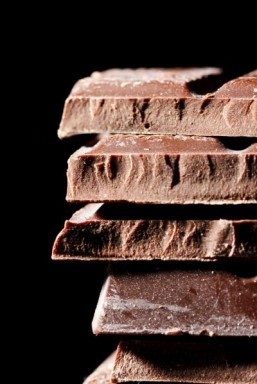One or two small squares of dark chocolate (5 to 10g) will not derail your weight loss plans. ©Shebeko/shutterstock.com