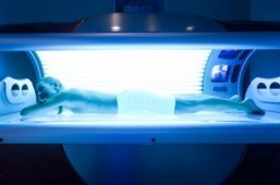 Young US women still embrace tanning beds, despite the risks
