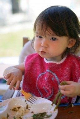 Toddlers who play with their food may be better learners: study