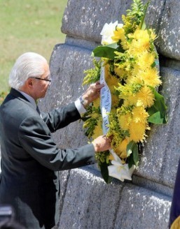 Singapore President Tony Tan Keng Yam lays wreath at the monument of national hero, Dr. Jose Rizal, on Thursday (April 03, 2014) at the Luneta Park in Manila. The Singaporean President is on a 4-day state visit in the Philippines. (MNS photo)