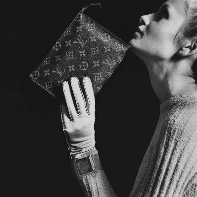 The British model Twiggy posing with a Louis Vuitton pouch in Monogram canvas, photographed by Bert Stern for Vogue UK in 1967 ©Bert Stern