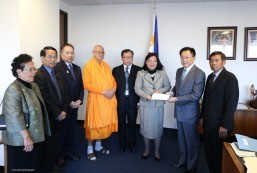 WAT Thai Board of Director Chawapot Thoongsuwan (2nd from left), The Venerable Abbot, (6th from left) Consul General Ma. Hellen Barber De La Vega and Thai Consul General Jesda Katavetin with members of the Wat Thai of Los Angeles.